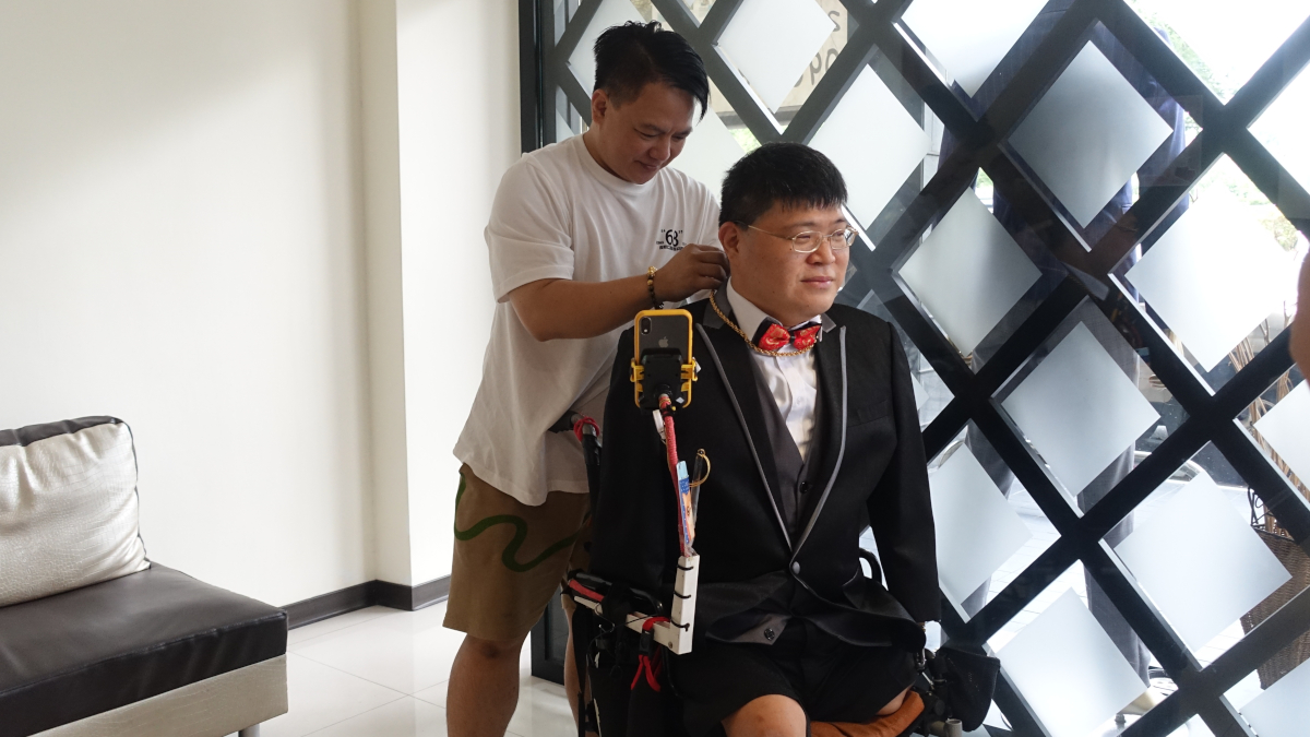 世皇_靜琪 世皇穿西裝