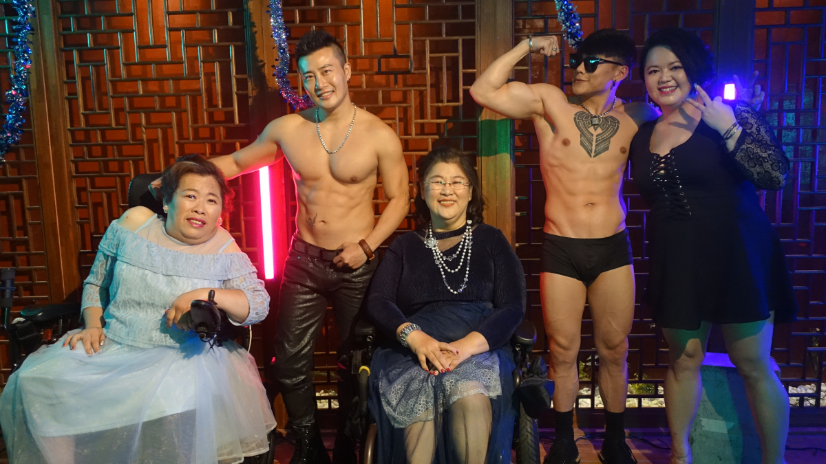 雅雯_青琪_奶姬在汽車旅館與猛男合照