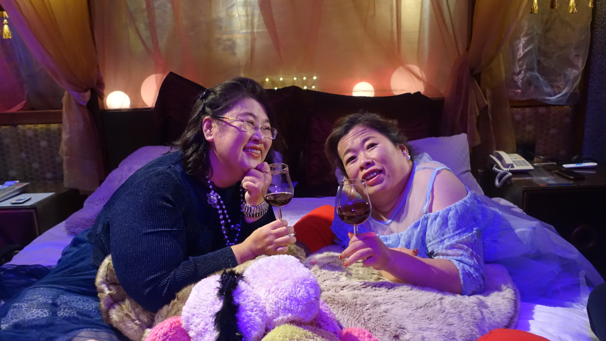 雅雯_青琪在汽車旅館床上喝酒聊天