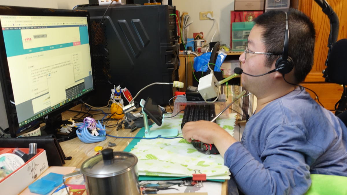 永德在家使用輔具做網路客服工作