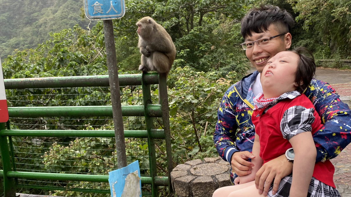 多重障礙小朋友恩恩與舅舅