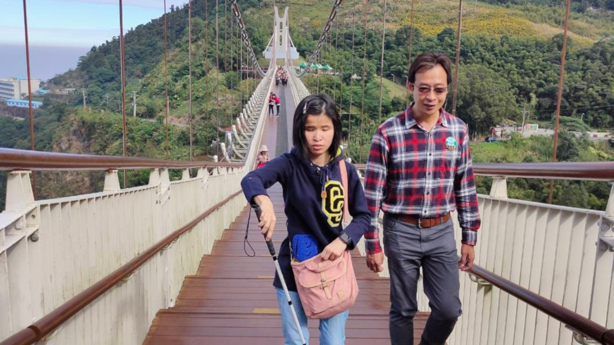 視障朋友陳英廷遊太平雲梯