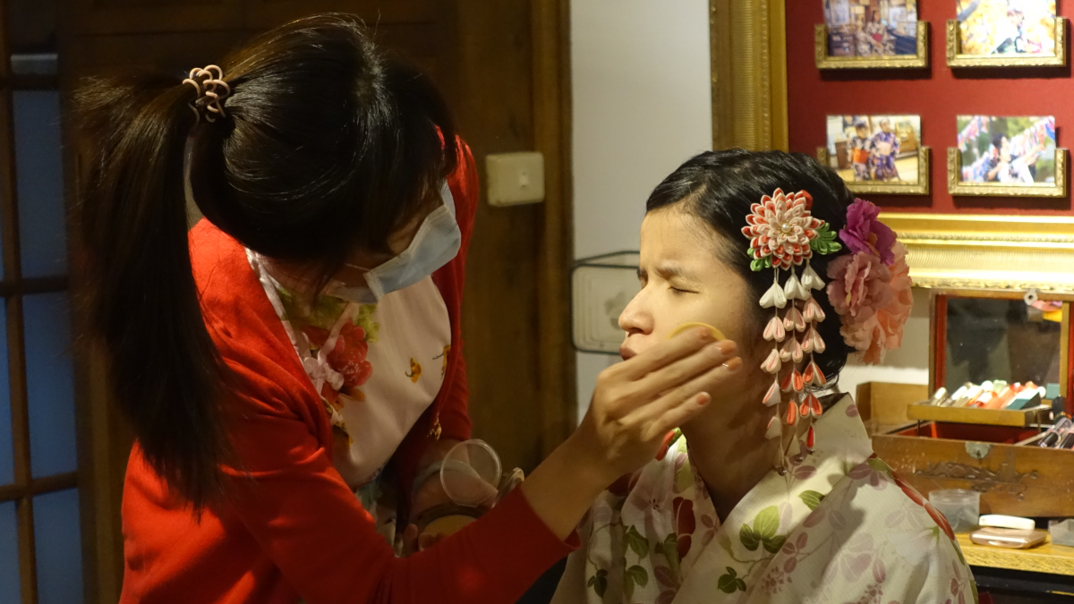 視障朋友陳英廷遊檜意森活村 在和服店內化妝 穿和服體驗