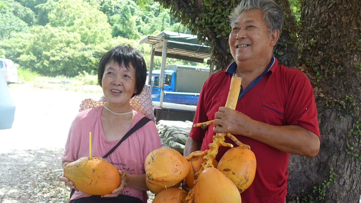 心智障礙朋友美珠在市集與攤販老闆合影