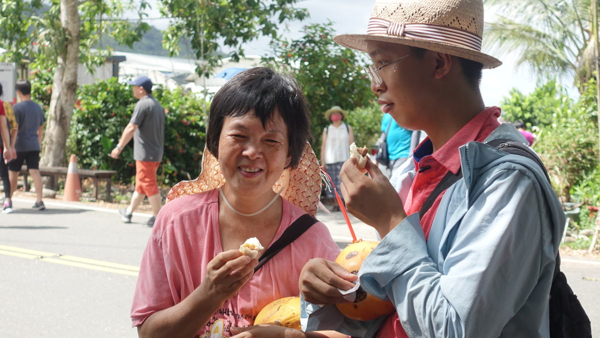 心智障礙朋友美珠與兒子在市集旁吃東西