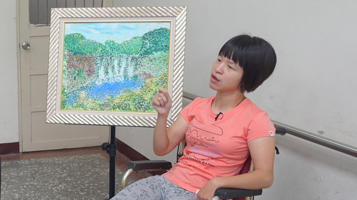 身障朋友育庭用心繪畫出他所看見的風景