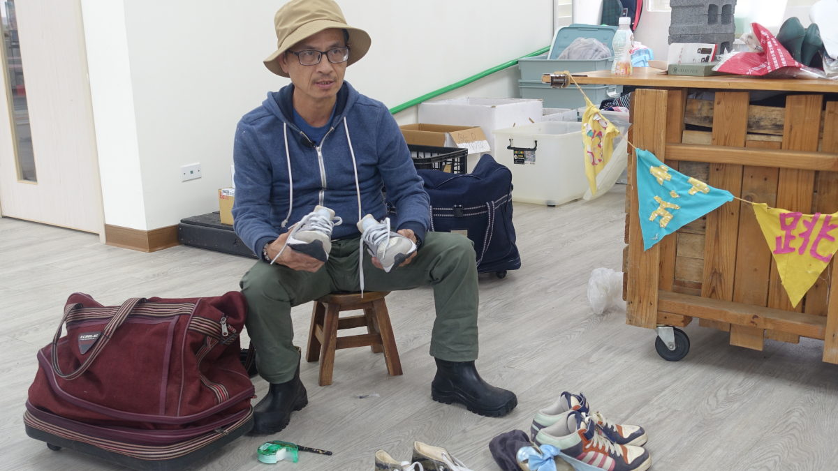 精障朋友龍泉在慈芳關懷中心，整理物資