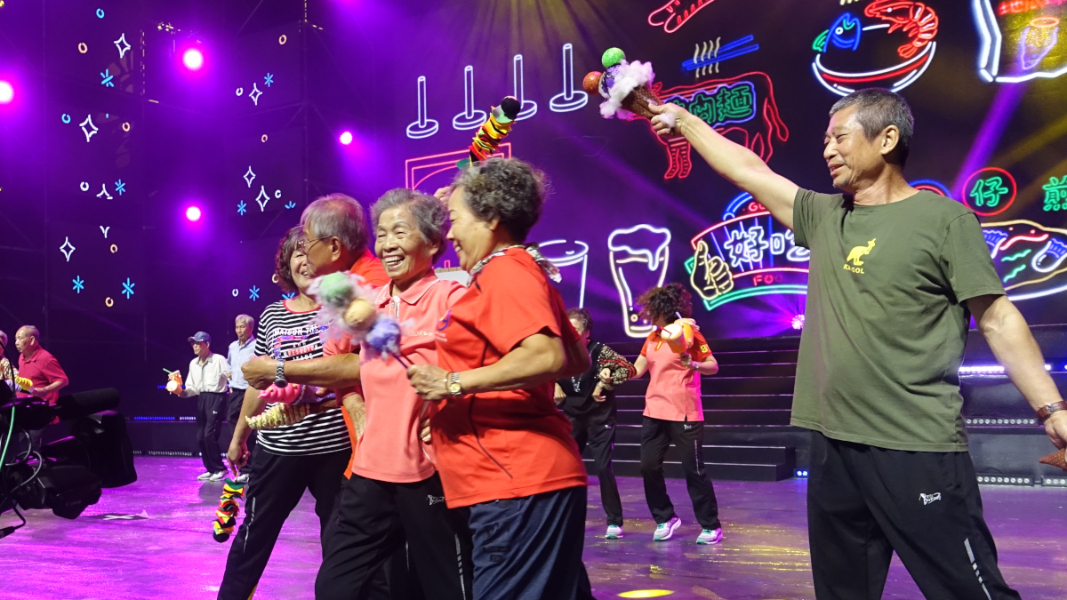 長輩上小巨蛋表演