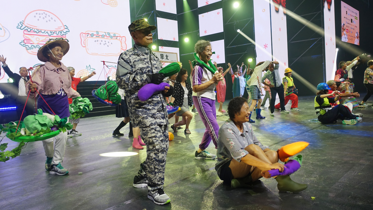 長輩上小巨蛋表演