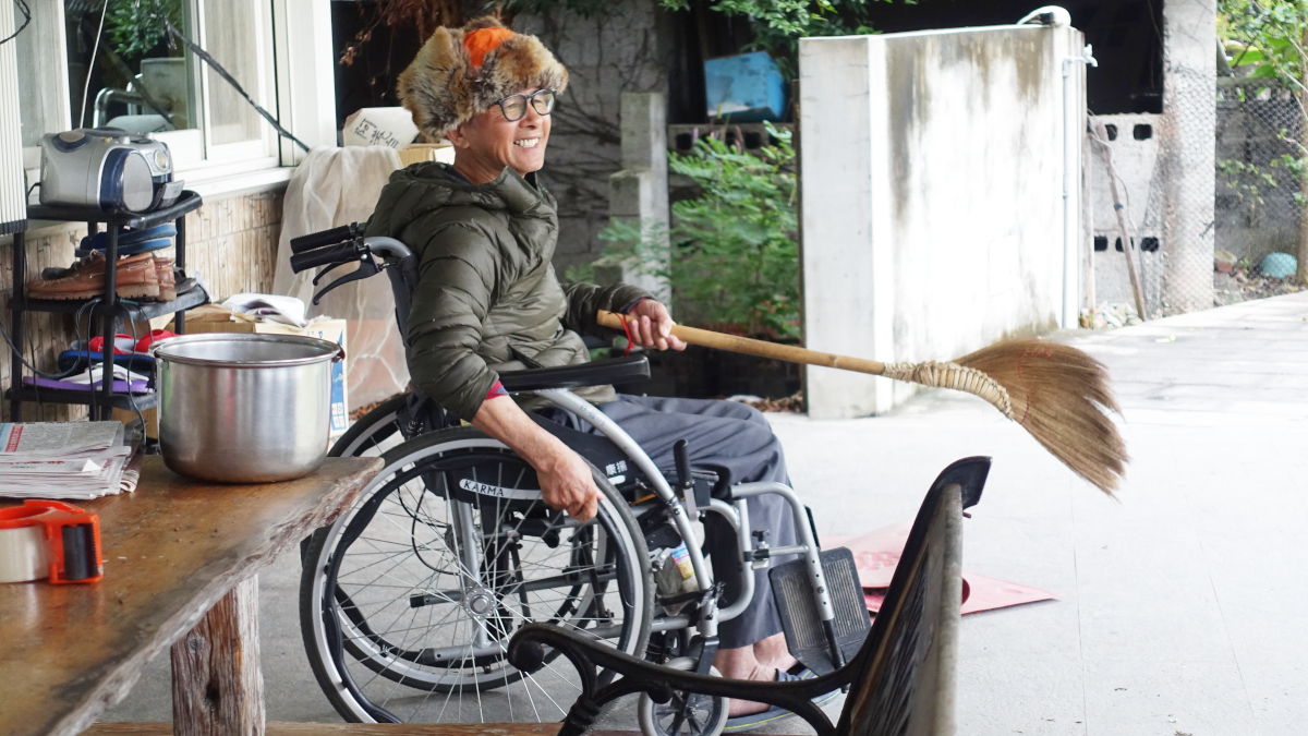 銀髮長輩開民宿 整理周圍環境