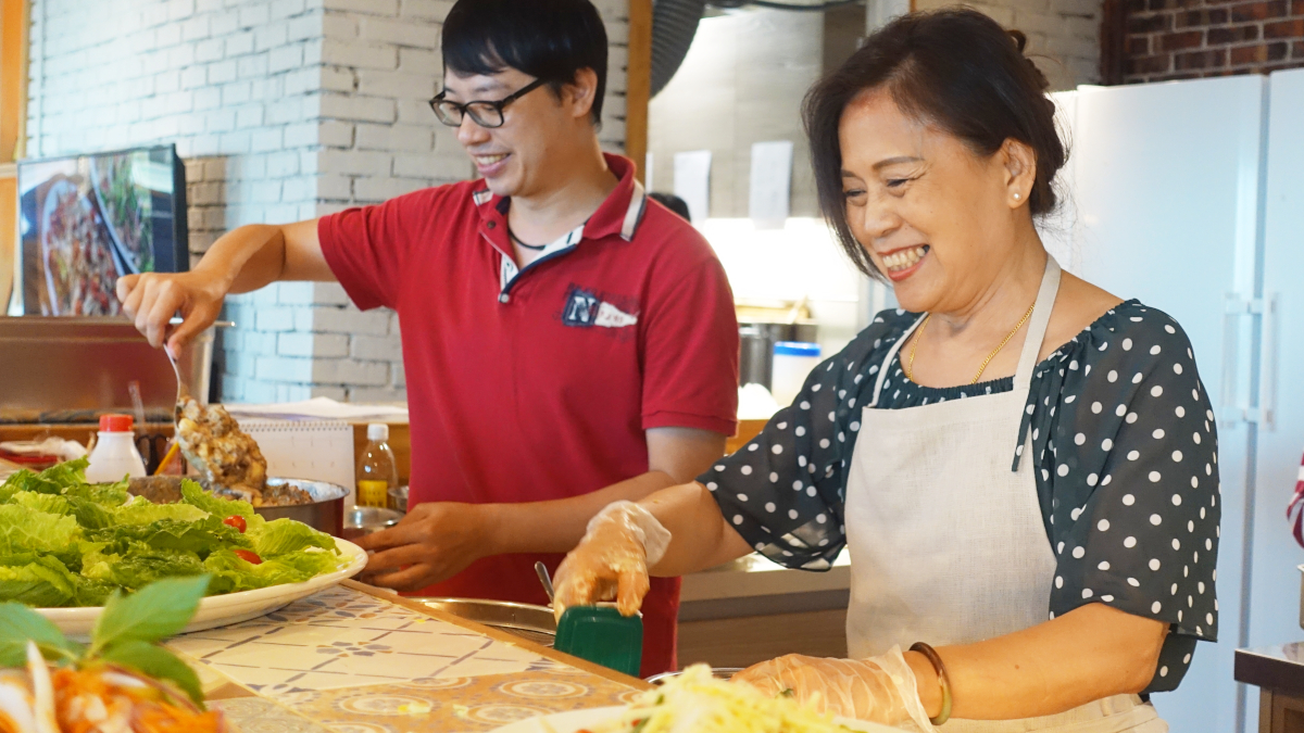 銀髮族廚師 在廚房料理食材