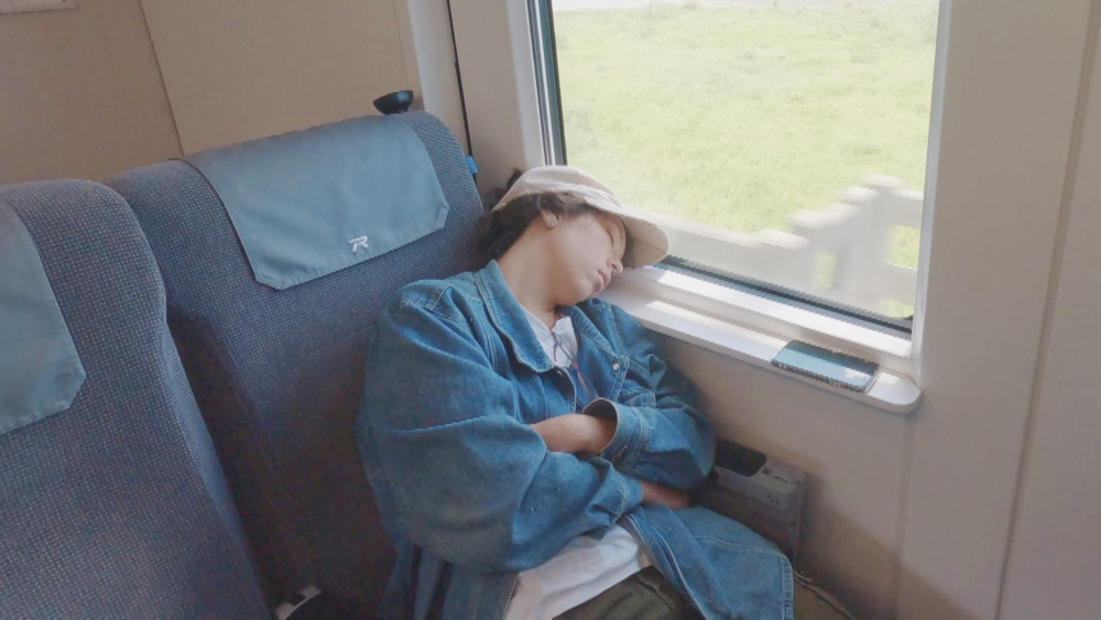 喬玉搭車睡著了