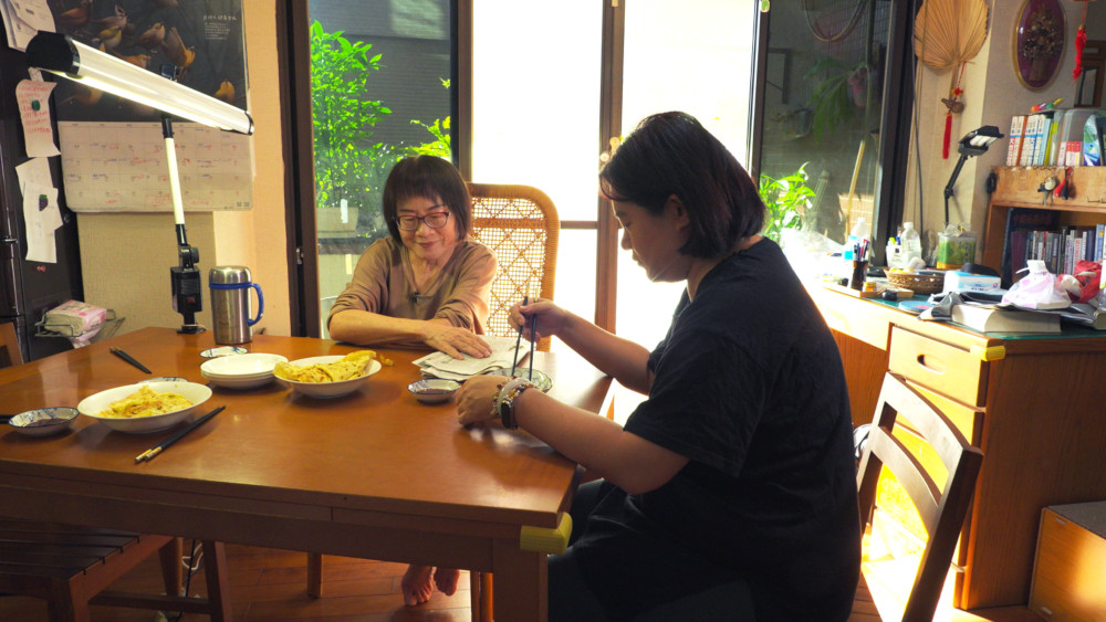 斐斐喬的媽媽幫她準備親手做蛋餅