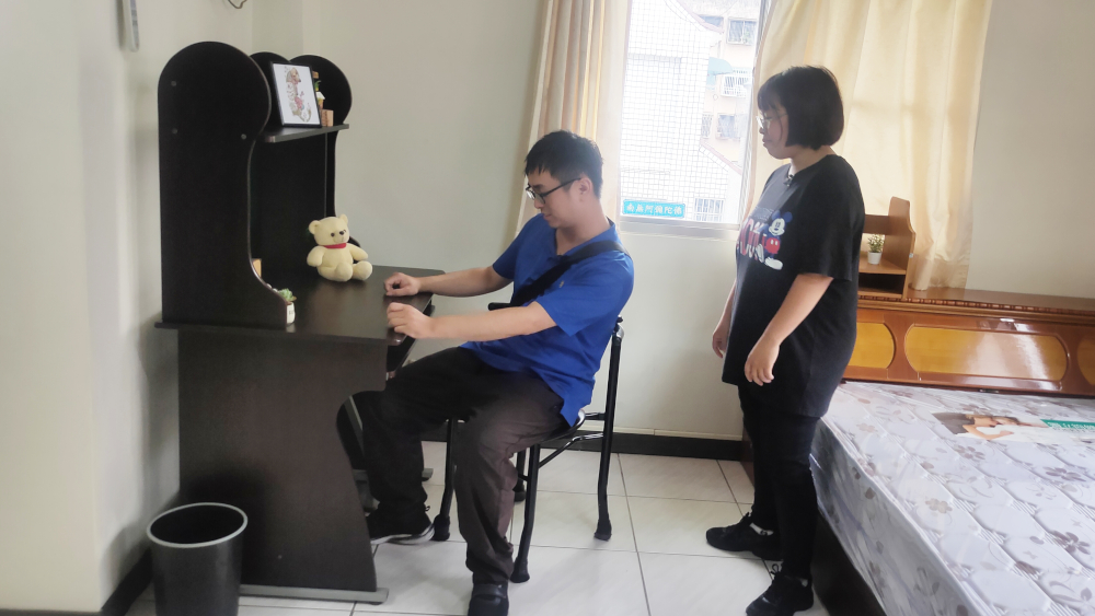 坤典到心康復之友協會的民權社區家園看房子，想要自立生活跟同儕相處