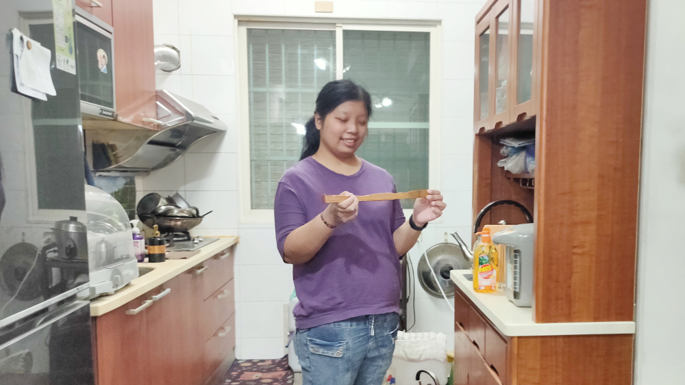 麗玉整理老家時發現媽媽用來開櫥櫃後面燈的神器-不求人不禁完爾一笑