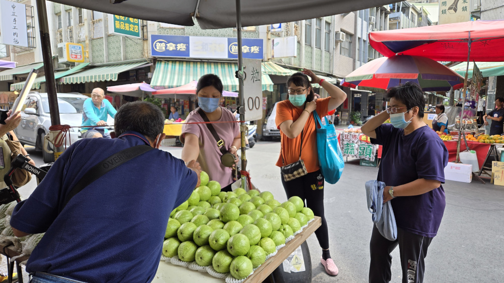 住進凱旋醫院的團體家屋之後，有室友的陪伴與相互支持，麗玉變得開心，也願意跟陌生人互動