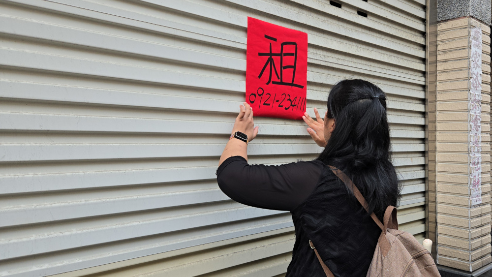 憂鬱症的麗玉因為爸媽接連生病住進機構，無法獨自生活在家裡，將出租它給需要的人