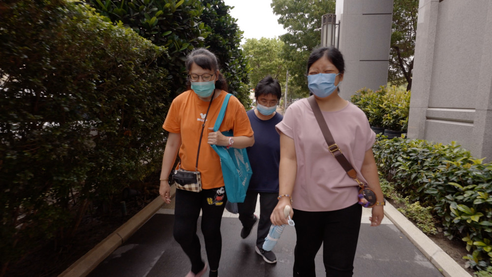 有了室友們陪伴一起說說笑笑，麗玉重新找回生活的節奏