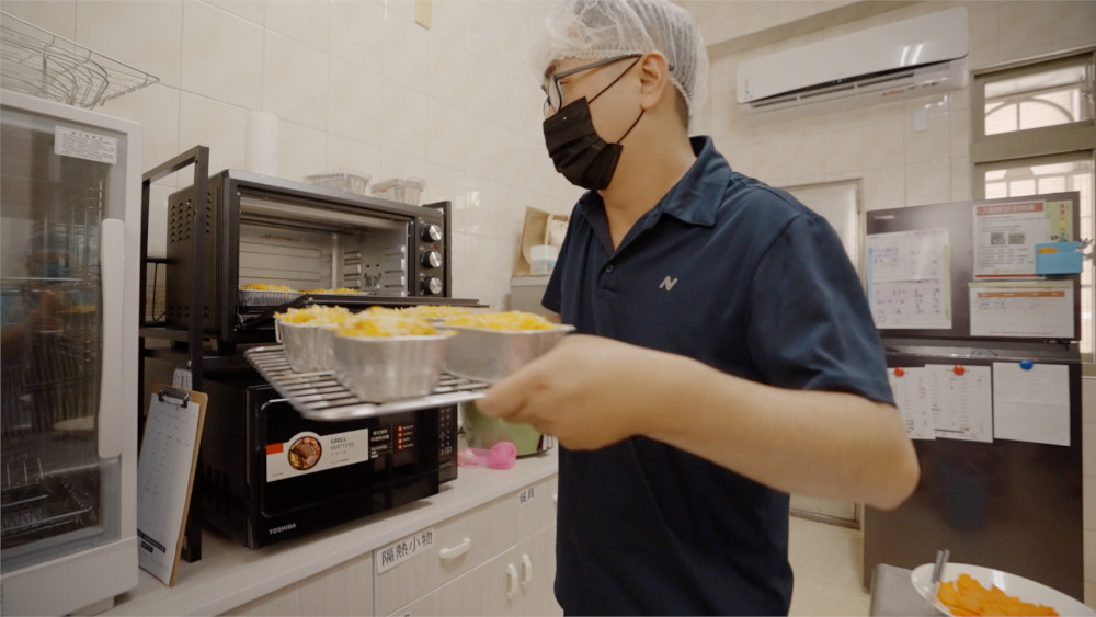 坤典在服務精障朋友的會所學習自己烹飪