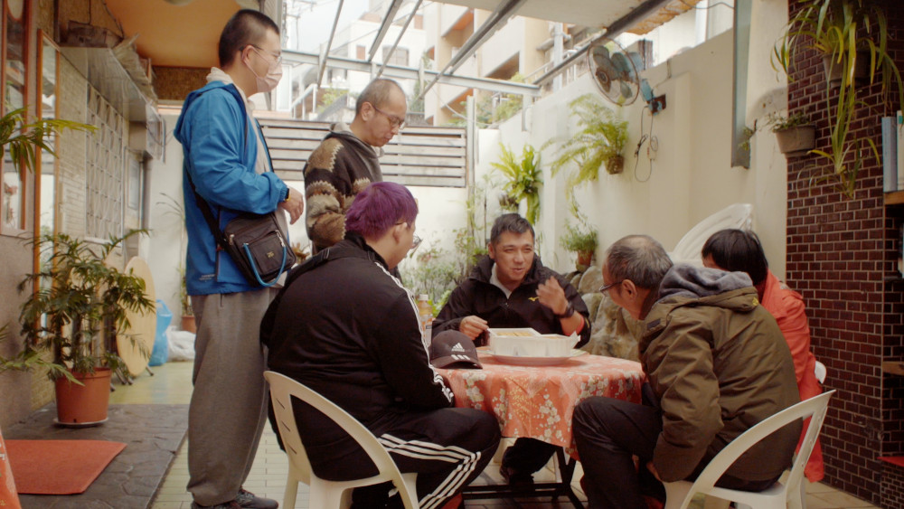 剛出院回到康家的國偉，同儕紛紛圍著他說話