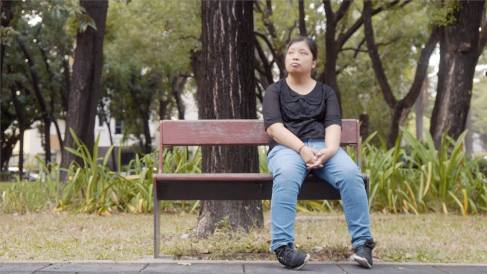 高中時被霸凌的經驗，讓麗玉覺得被排擠，忍不住要問我做錯了甚麼