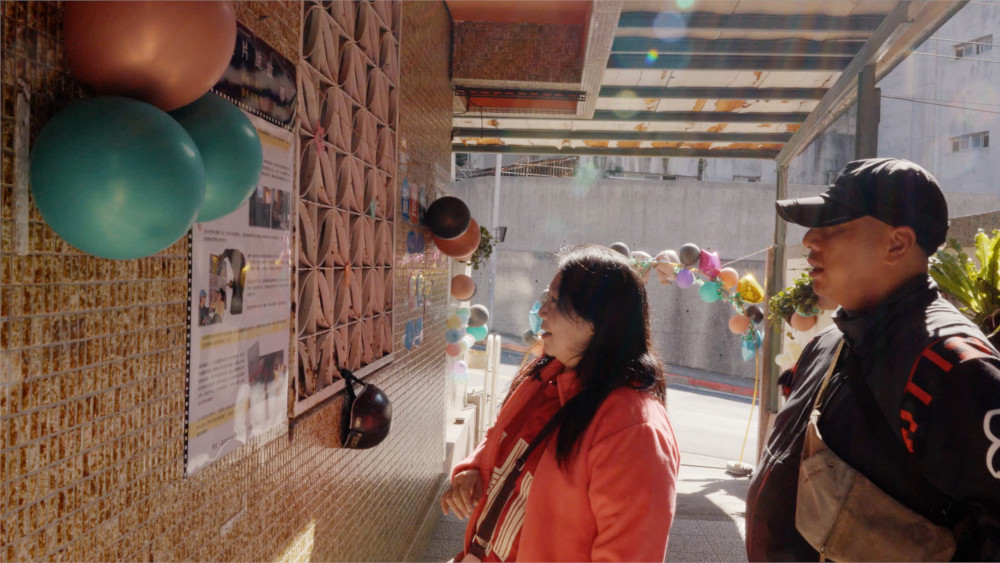 國偉的姊姊常常參與演慈康家的活動