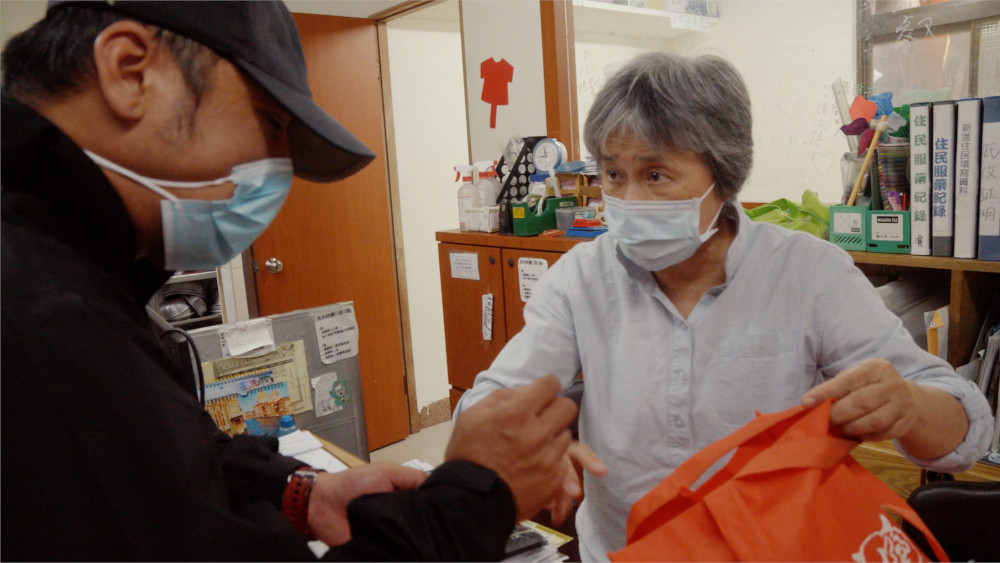 熱心的國偉常幫康家的工作人員跑腿