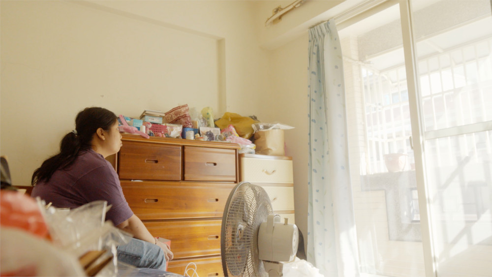 麗玉坐在昔日自己的房間思考