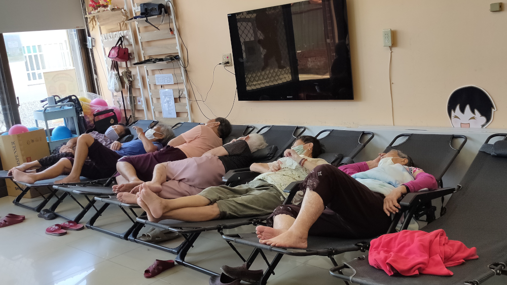 弘道基金會港墘暖一點據點的長輩們中午在躺椅上休息