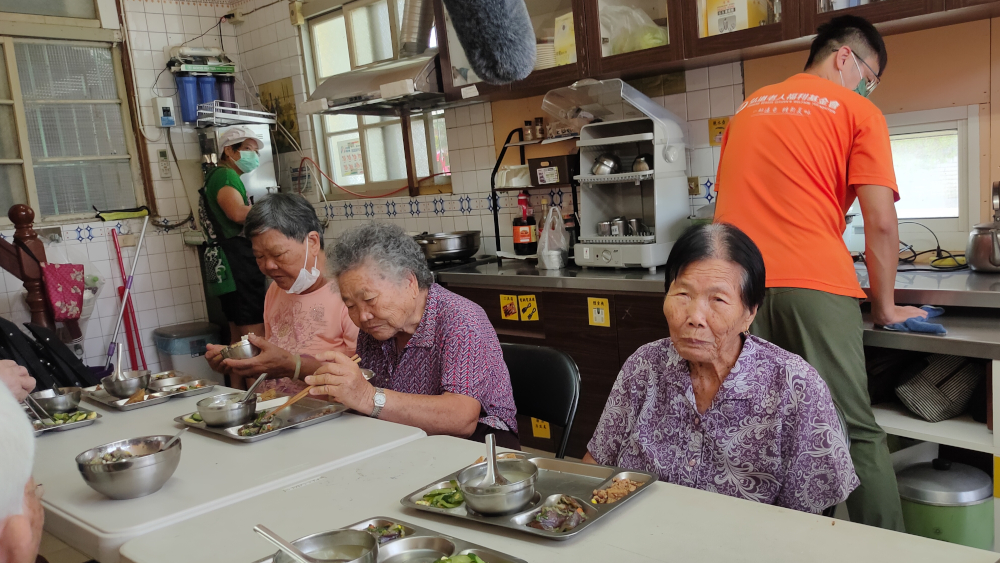 金敏阿嬤每周四天到弘道基金會港墘暖一點據點參與活動