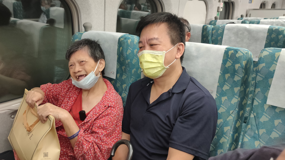 郭老師的兒子陪她至北部做失智例行檢查後，再送她回福氣村