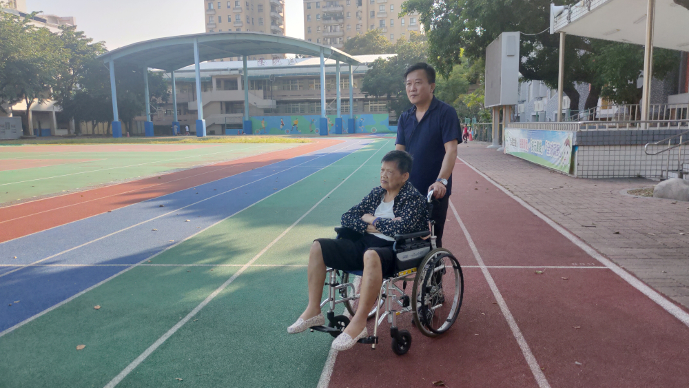 郭老師一直想到豐原昔日任教的學校看看