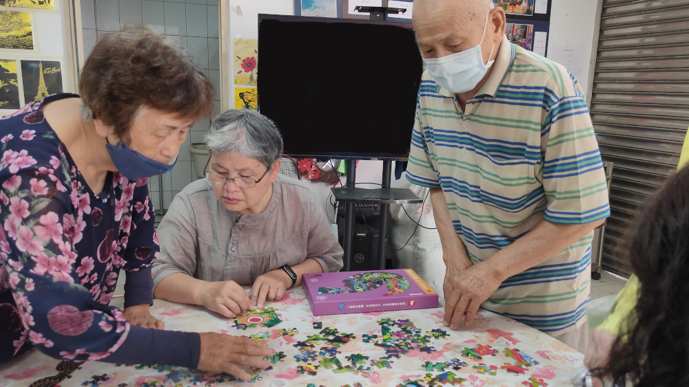 楓林社區的失智據點中長輩們玩拼圖動動腦