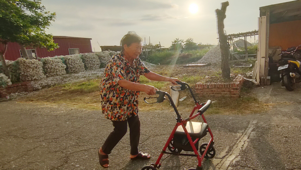 獨居的金敏阿嬤沒事就會推著助行車去村子裡繞繞