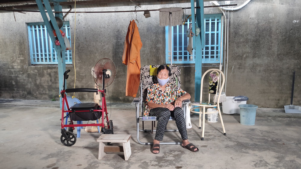 金敏阿嬤的日常就是一個人坐在院子裡