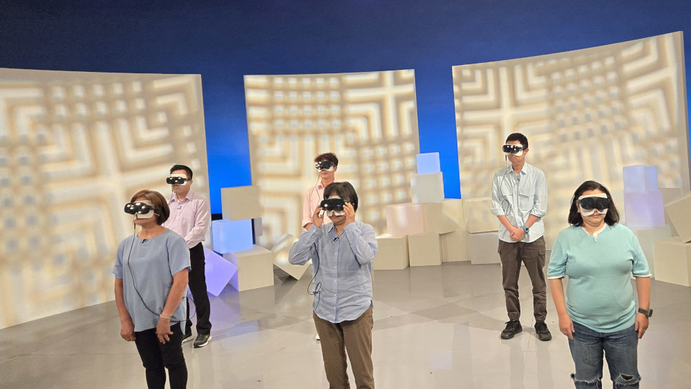 製作單位邀請六位觀眾至攝影棚內進行失智症VR體驗，藉由第一視角感受失智症者看到的世界