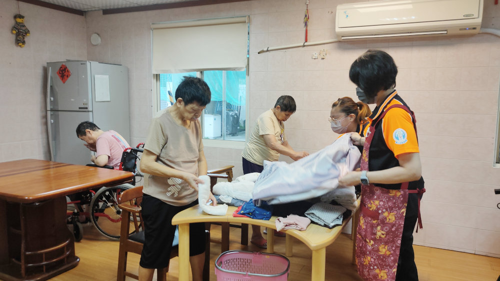 讓失智長輩做他們能做的事情-例如幫忙摺衣服也是一種生活復健