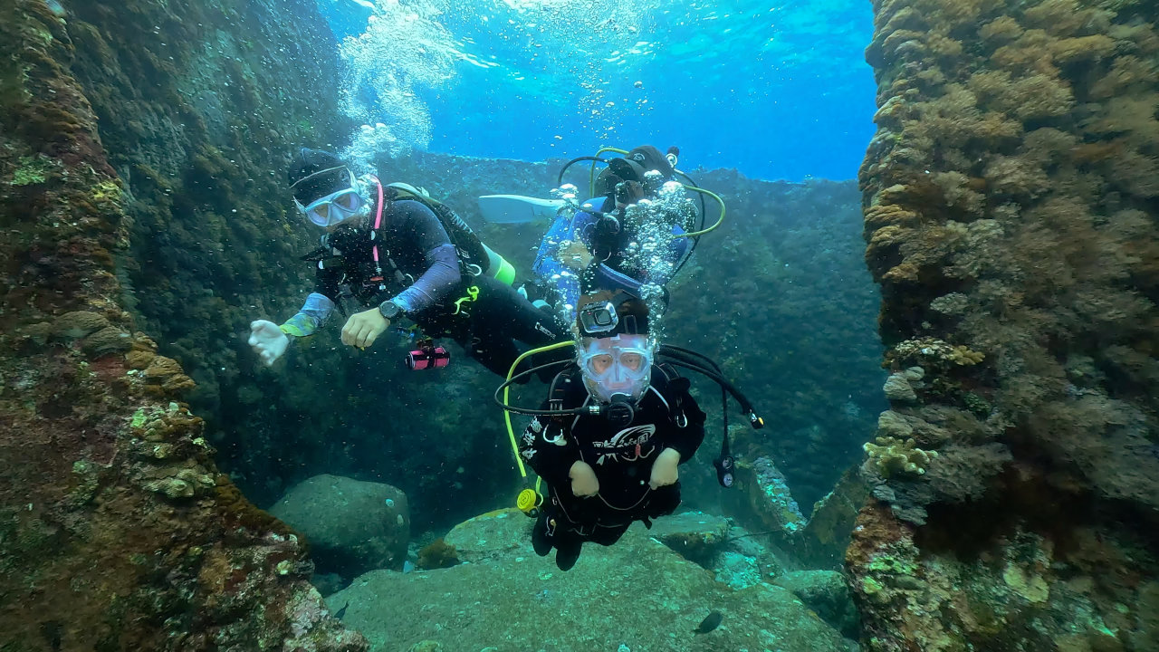 凱哥潛水－一位教練協助他前進，一位教練確保他的狀況，幫他平壓