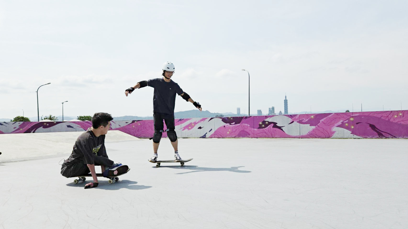 文凱跟同學嘉恩有空就會相約到美堤河濱公園的滑板場一起玩滑板