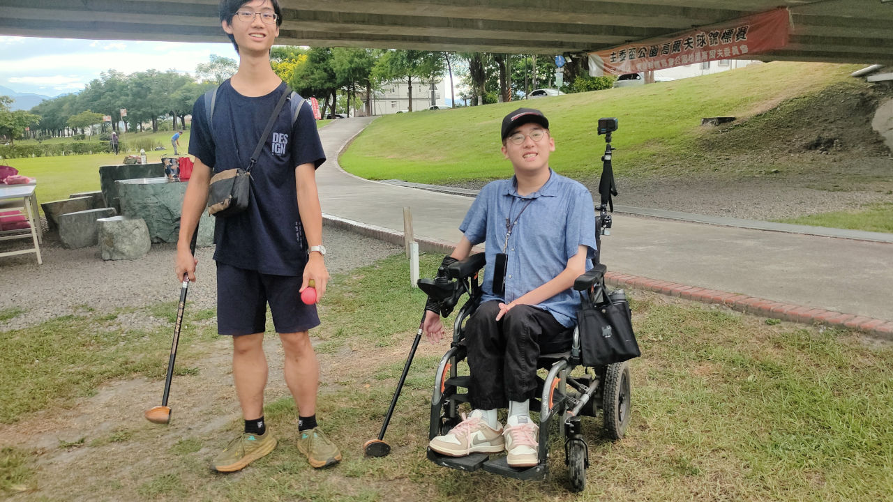 文凱想趁大學開學前，跟同學一起出遊