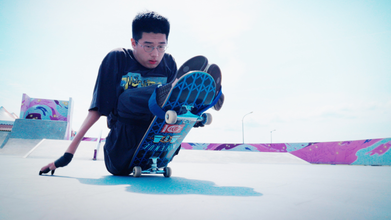 因為平時坐輪椅活動量有限，文凱必須定期滑板，才能慢慢培養核心與末梢的力量
