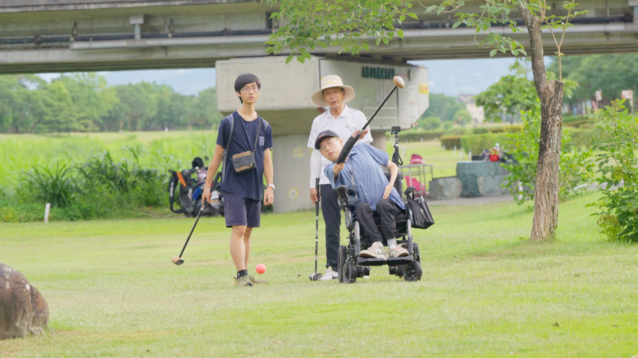 有顆老靈魂的文凱，想打高爾夫球，居然是為了日後工作談生意需要