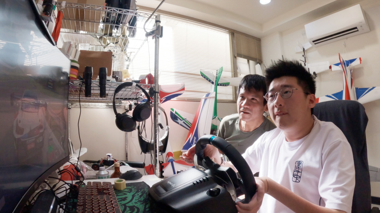 文凱玩賽車遊戲爸爸幫忙踩油門跟煞車