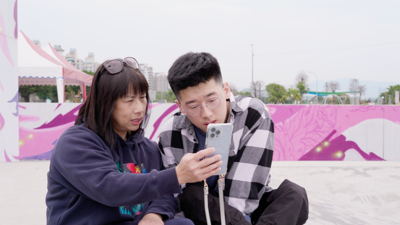 媽媽用鏡頭紀錄下文凱滑板的樣子