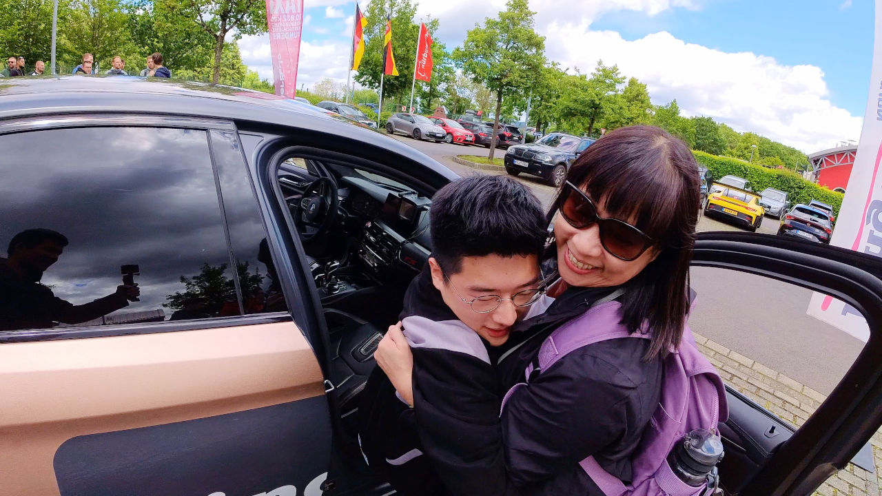 媽媽是文凱強大的後盾，總是在身旁協助他