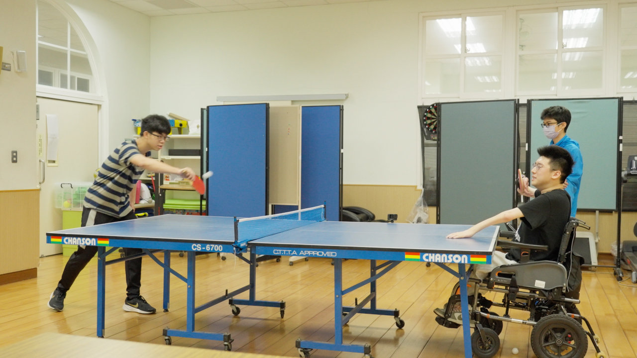 文凱喜歡在課餘跟同學打乒乓球