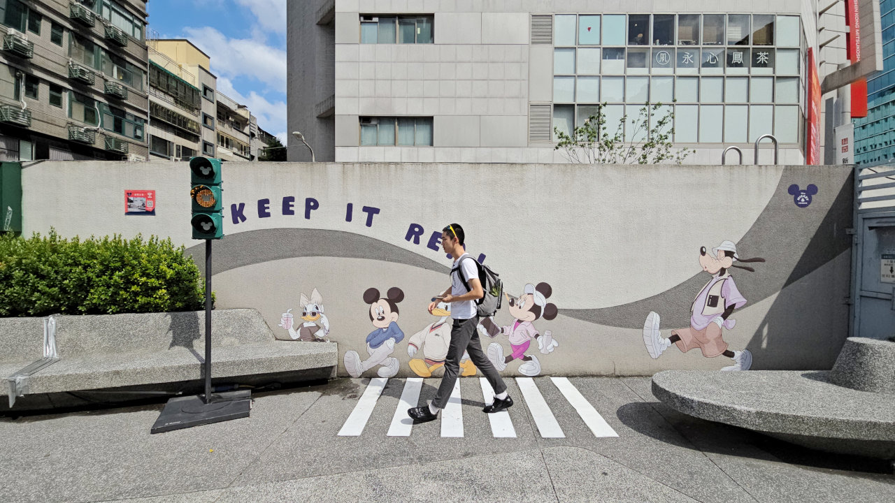 很喜歡米老鼠的大一，稱自己米奇，媽媽米妮。爸爸高飛