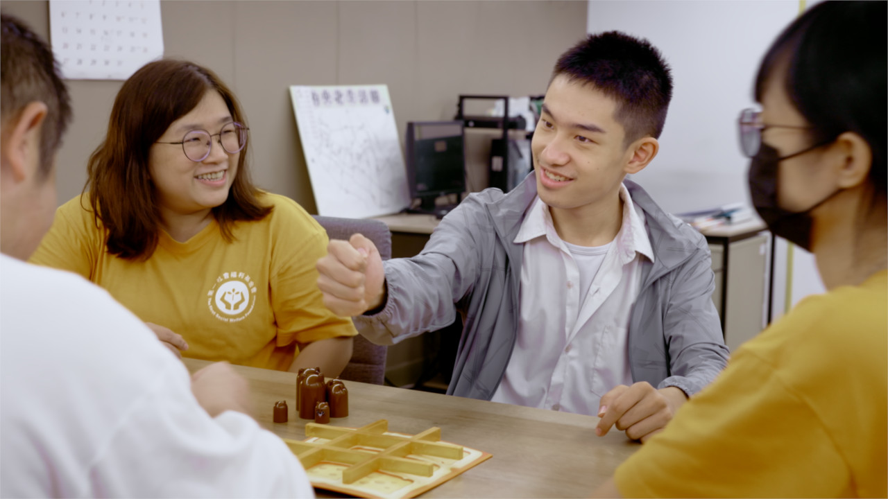 晚上回到社區住宅，跟室友、工作人員一起玩桌遊