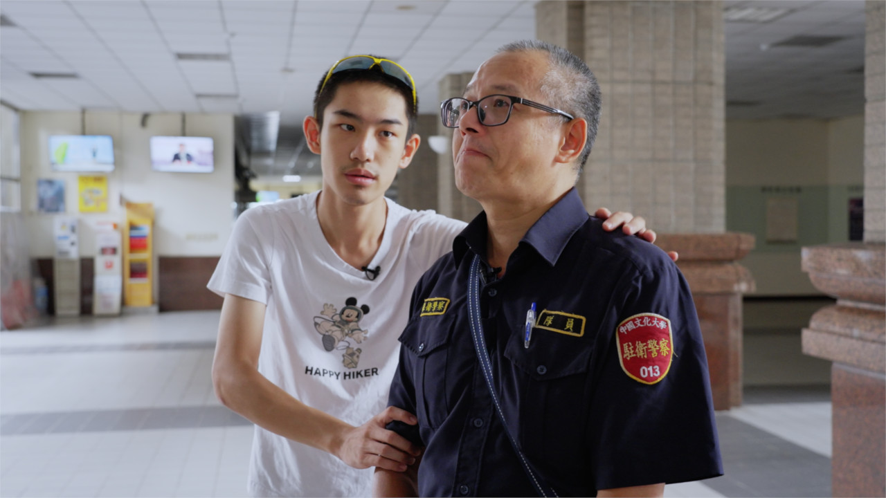 貼心的大一看到爸爸受訪時，講到哽咽，急忙安慰爸爸