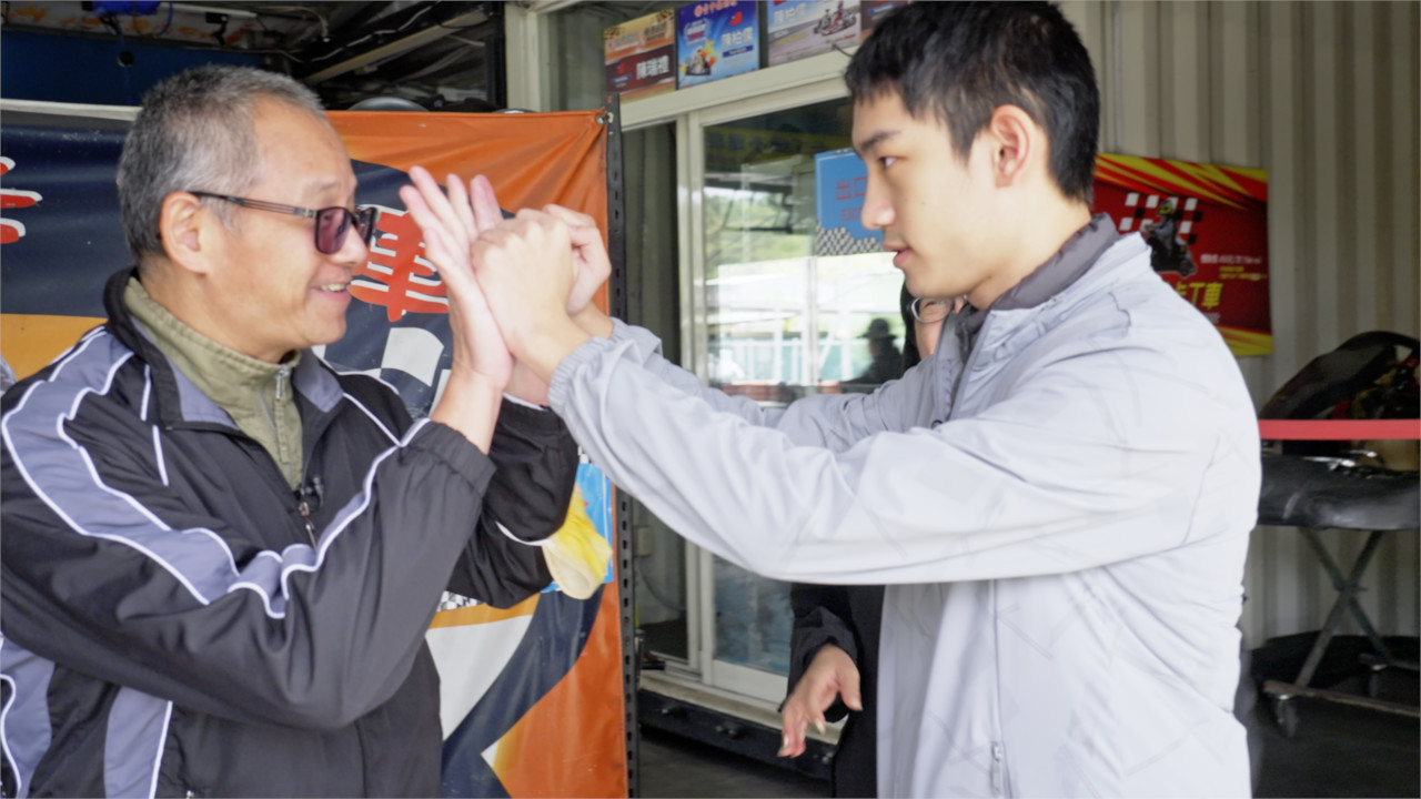 大一跟爸爸體驗完卡丁車，興奮的擊掌慶祝
